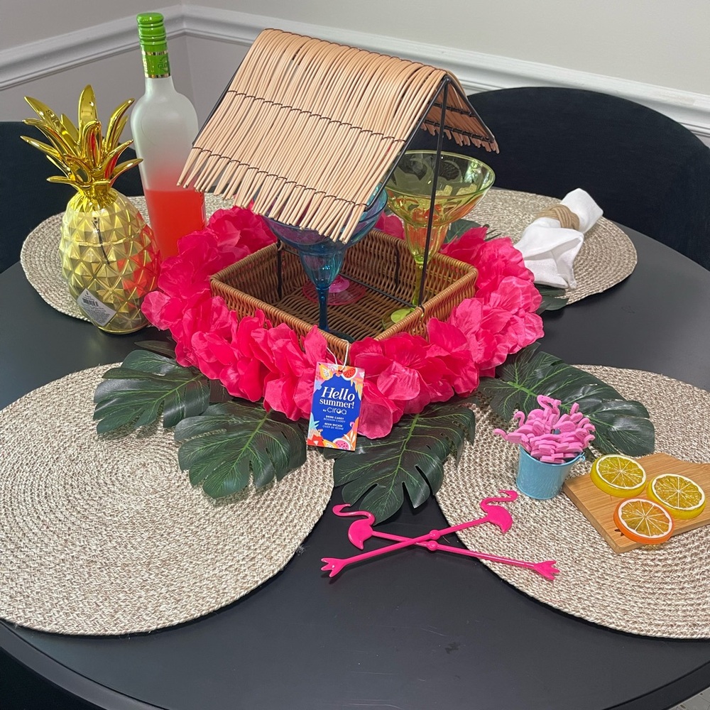 Ciroa Tiki Hut resin wicker Basket, holder caddy NWT